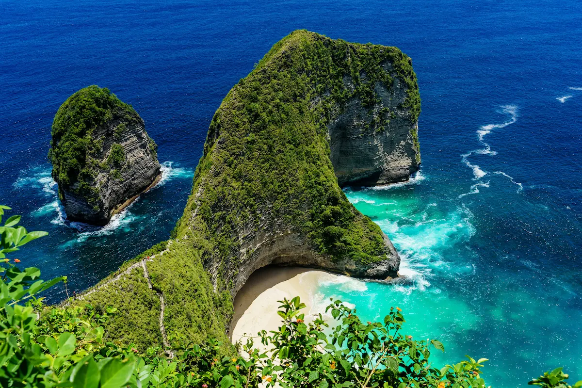 Kelingking Beach in Nusa Penida Bali with turquoise ocean and cliff viewpoint