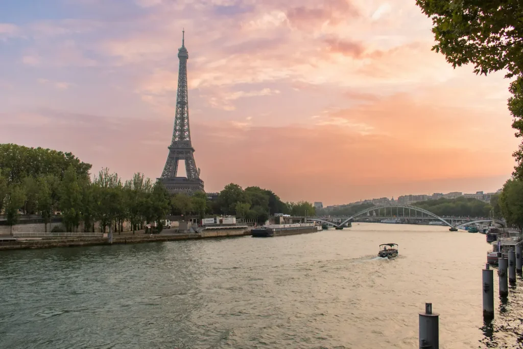 mejor esim para francia 2026 torre eiffel paris rio sena al atardecer