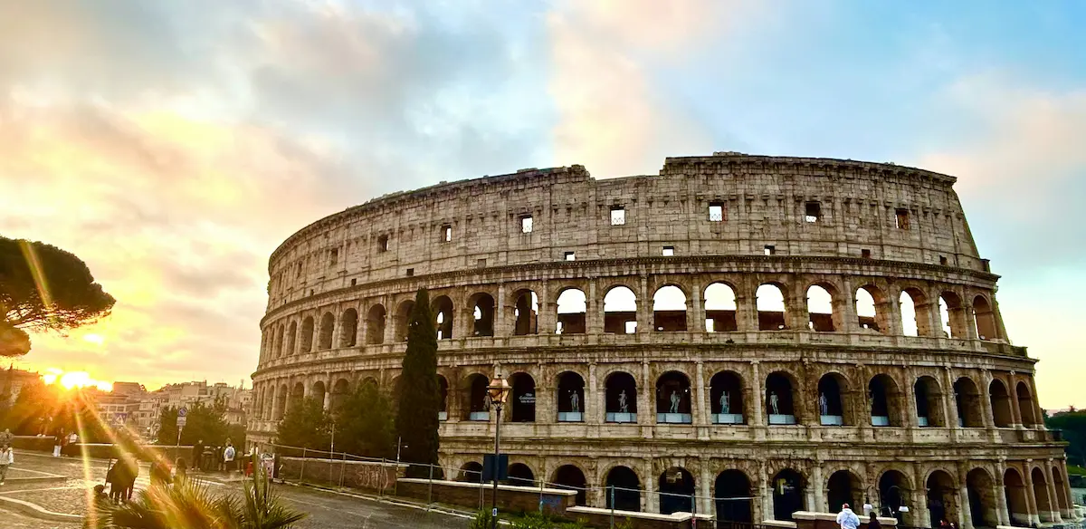 mejor esim para italia 2026 coliseo roma atardecer viajeros