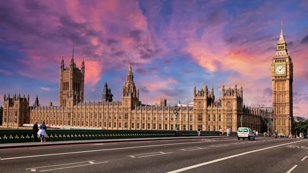 Mejor eSIM para Reino Unido 2026 en Londres con Big Ben y Westminster al atardecer