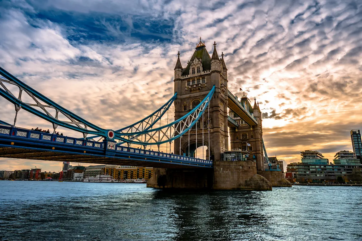Mejor eSIM para Reino Unido 2026 en Londres con Tower Bridge al atardecer sobre el río Támesis