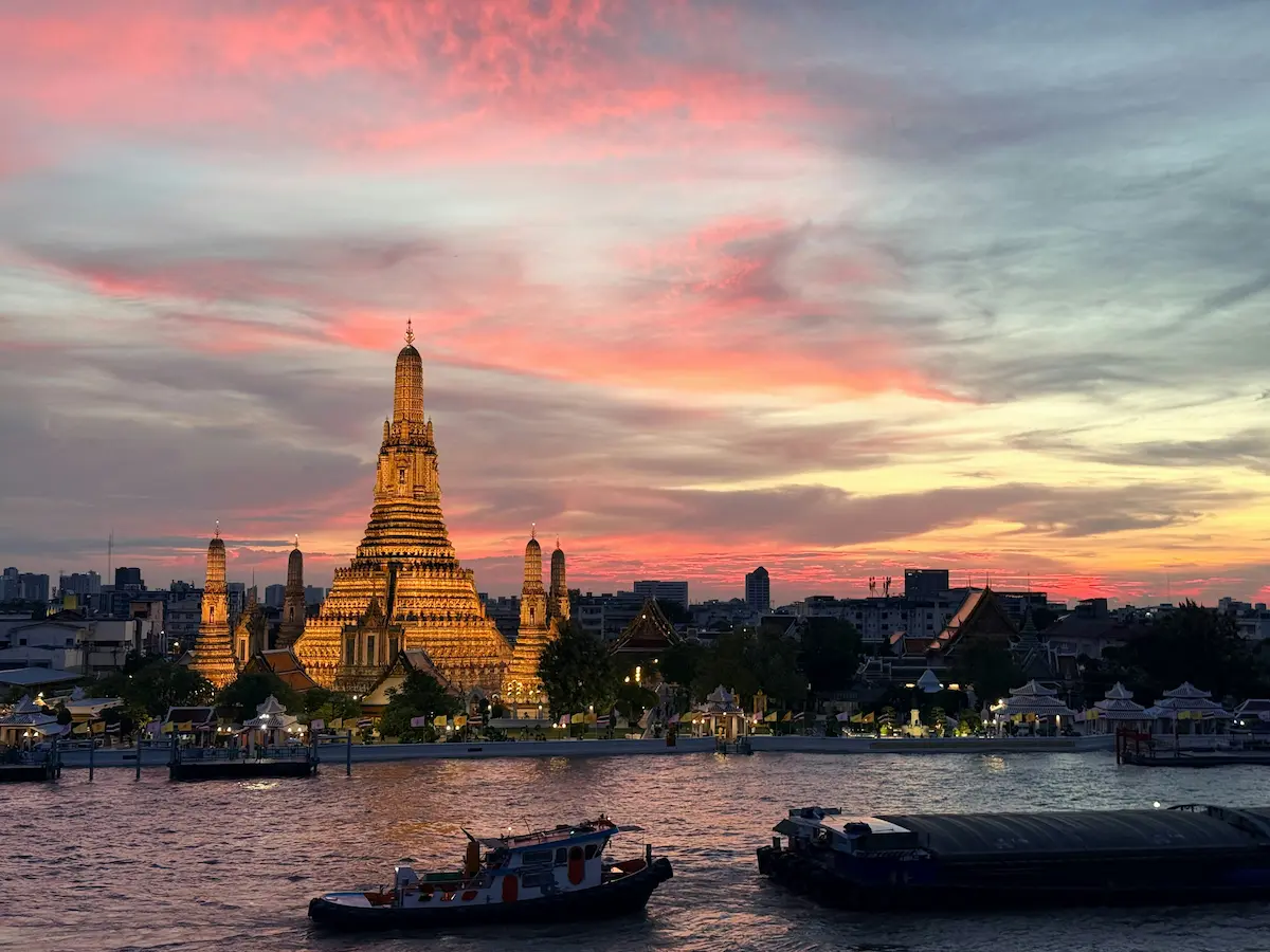 mejor eSIM para Tailandia 2026 en Wat Arun Bangkok con conexión en ciudades y templos