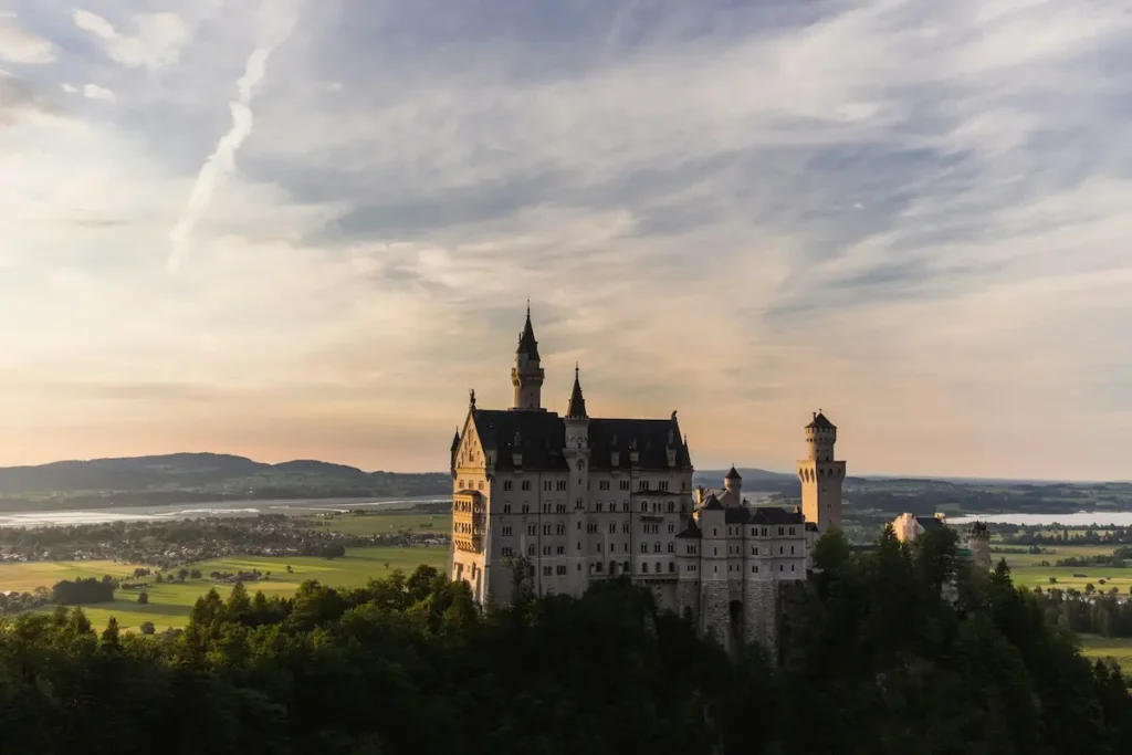 Castillo Neuschwanstein Alemania Baviera atardecer paisaje destino turístico 2026