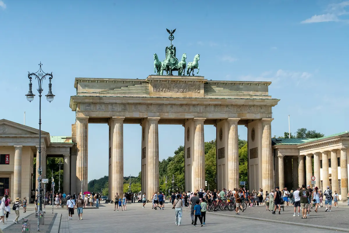 Puerta de Brandeburgo Berlín Alemania monumento turístico viajeros 2026