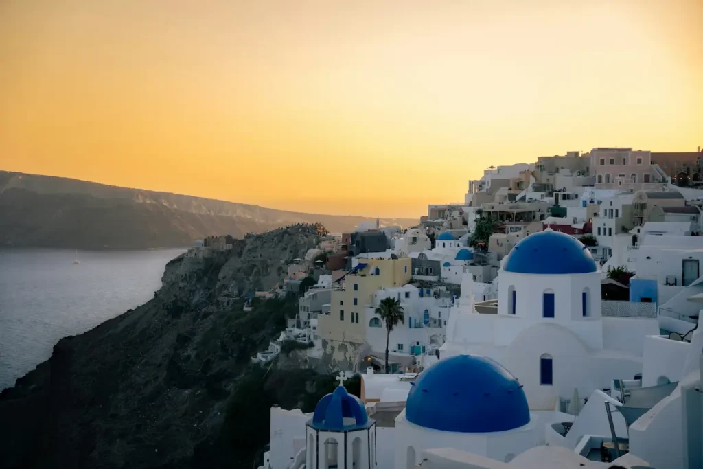 Santorini Oia al atardecer Grecia vista caldera casas blancas domos azules mejor eSIM Grecia 2026 cobertura islas
